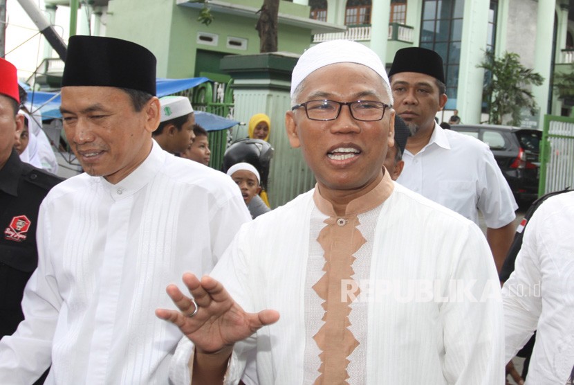 Terpidana kasus UU ITE Buni Yani (kanan) tiba di Masjid Al Barkah, Jakarta, Jumat (1/2/2019). 