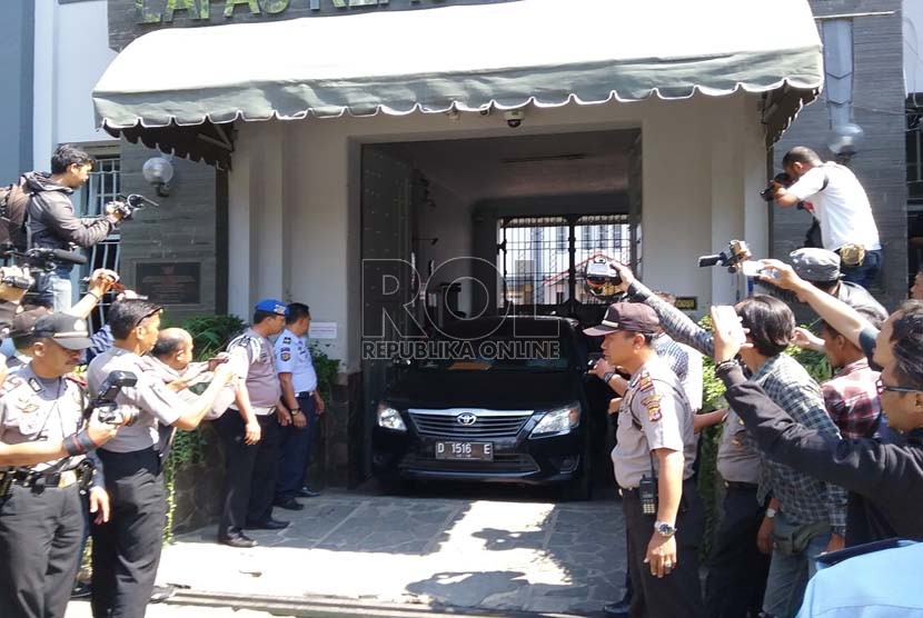 Terpidana korupsi Gayus Tambunan dipindahkan dari Lapas Sukamiskin pada Selasa (22/9) siang sekitar pukul 14.05 WIB. Gayus dipindahkan ke Lapas Gunung Sindur, Bogor, dengan pengawalan ketat dari kepolisian, anggota Sabhara kepolisian, Patwal, serta tiga pe