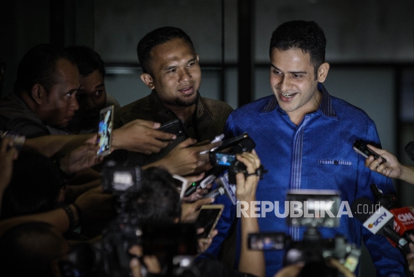 Terpidana korupsi yang juga mantan Anggota DPR M Nazaruddin dimintai keterangan oleh awak media seusai menjalani pemeriksaan di Gedung KPK, Jakarta, Selasa (27/9). 
