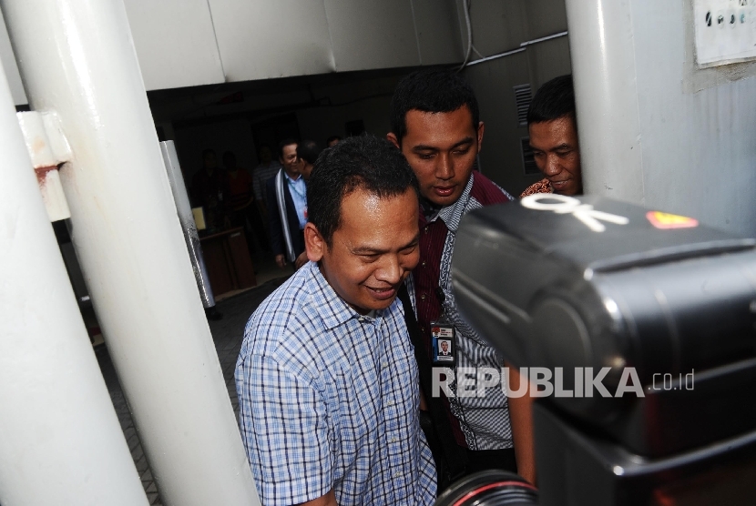 Terpidana Marudut Pakpahan berjalan meninggalkan Gedung Komisi Pemberantasan Korupsi, Jakarta, Jumat (9\9).