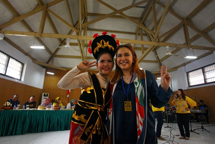 Terpidana mati asal Filipina, Mary Jane Fiesta Veloso (kiri) berfoto bersama anggota Kongres Wanita Indonesia (Kowani) saat kunjungan Kowani di Lembaga Pemasyarakatan Kelas IIA Yogyakarta, Jumat (29/4). 