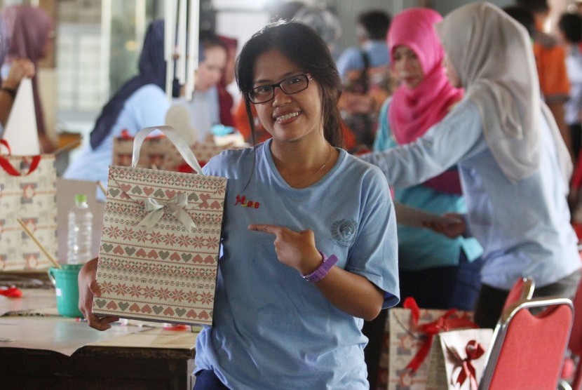 Terpidana mati kasus narkoba asal Filipina, Mary Jane menunjukkan hasil karyanya saat mengikuti pelatihan membuat kerajinan tangan berupa tas berbahan kertas, di Lapas Kelas IIA Wirogunan, Yogyakarta, Selasa (12/4).