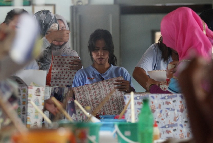 Terpidana mati kasus narkoba asal Filipina, Mary Jane (tengah) bersama sejumlah warga binaan lain mengikuti pelatihan membuat kerajinan tangan berupa tas berbahan kertas, di Lapas Kelas IIA Wirogunan, Yogyakarta, Selasa (12/4). 