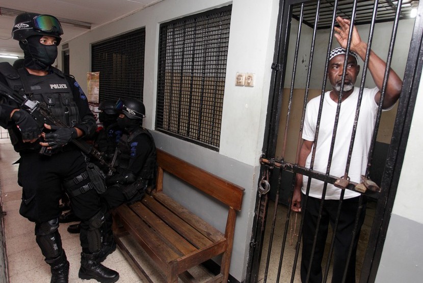 Terpidana mati kasus narkoba asal Ghana Martin Anderson alias Belo berada di sel tahanan usai mengikuti sidang peninjauan kembali (PK) di Pengadilan Negeri Jakarta Selatan, Kamis (19/3).