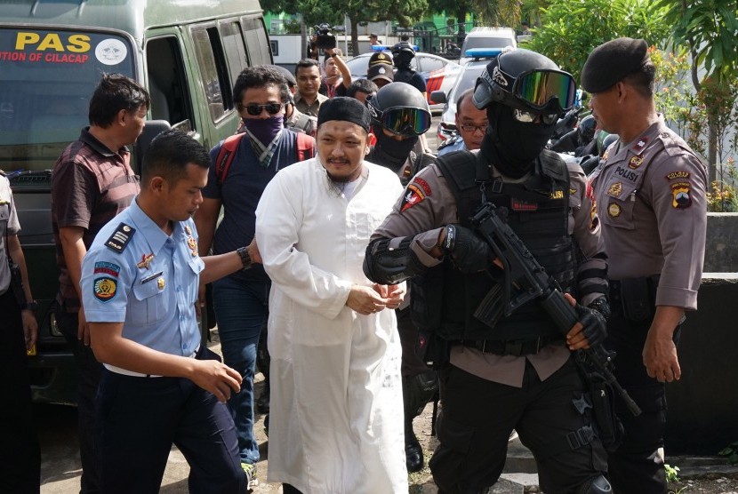 Terpidana mati kasus narkotika Freddy Budiman (tengah), mendapatkan pengawalan saat akan menjalani sidang peninjauan kembali di PN Cilacap, Jateng, Rabu (25/5).