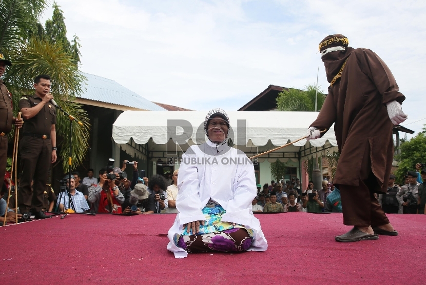 Terpidana RZ, seorang mucikari dieksekusi hukum cambuk di halaman masjid Al-Badar, Desa Kota Baru, Banda Aceh, Aceh (Ilustrasi)