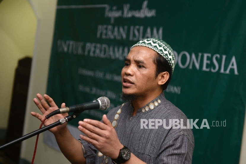 Terpidana teroris Bom Bali Ali Imron memberikan paparan terkait terorisme pada acara kajian Ramadhan di Jakarta, Selasa (28/6). (Republika/Wihdan)