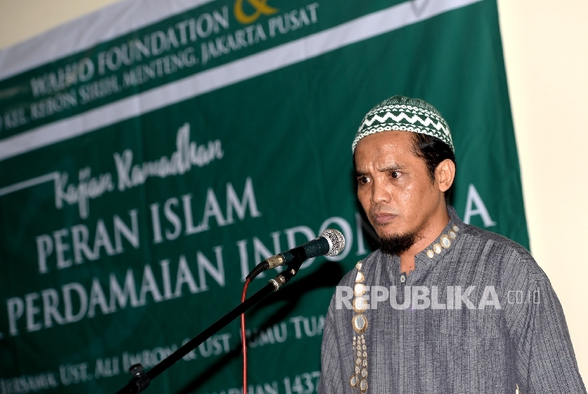 Terpidana teroris Bom Bali Ali Imron memberikan paparan terkait terorisme pada acara kajian Ramadhan di Jakarta, Selasa (28/6). (Republika/Wihdan)