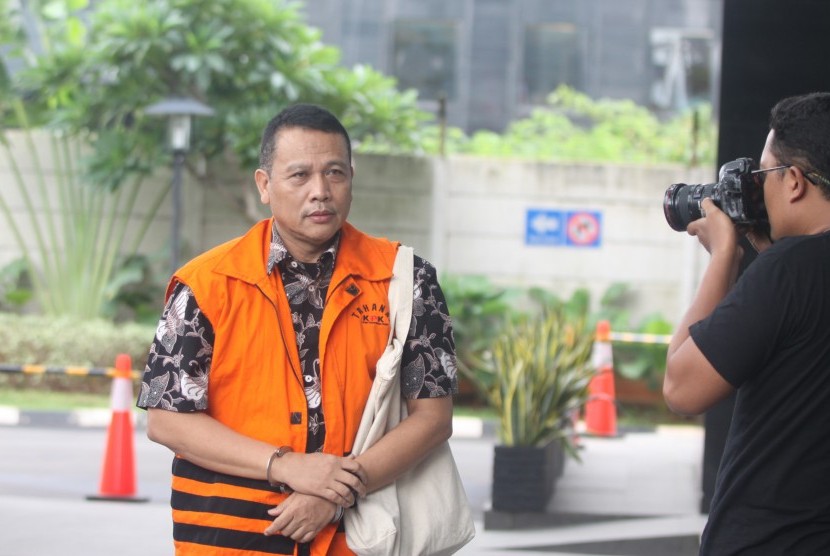 Terpidanan mantan Kepala Pusat Data dan Sistem Informasi Sekretariat Jenderal Kementerian Dalam Negeri, Dudy Jocom dikawal petugas sebelum menjalani pemeriksaan di gedung KPK, Jakarta, Selasa (29/1/2019). 