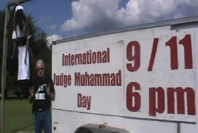 Terry Jones dalam videonya yang menuding Nabi Muhammad SAW sebagai otak dibalik serangan 9 September ke Gedung WTC. Ia menggantung sebuah boneka yang diklaim sebagai gambaran Rasulullah SAW.