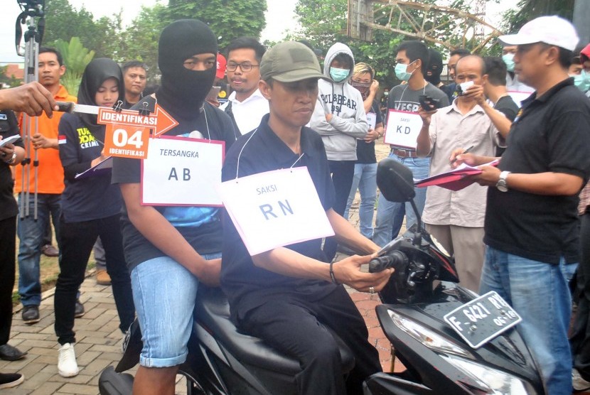 Tersangka AB (kiri) bersama saksi RN (kanan) memperagakan adegan mengendarai motor saat rekonstruksi kasus duel ala Gladiator di Taman Palupuh, Kota Bogor, Jawa Barat, Senin (25/9). Fenomena tarung ala gladiator juga terjadi di Kota Sukabumi.