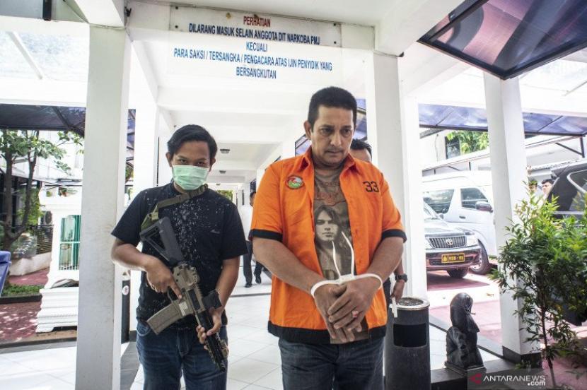 Tersangka aktor Ibrahim Salahuddin alias Ibra Azhari (kanan) dihadirkan dalam rilis penyalahgunaan narkotika di Dit Resnaroba Polda Metro Jaya, Jakarta, Senin (23/12/2019). 