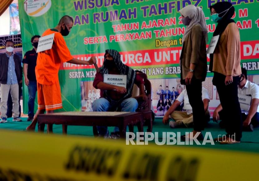 Tersangka Alpin Adrian saat memperagakan reka ulang kasus penikaman terhadap Syekh Ali Jaber di Masjid Falahudin Bandar Lampung, Lampung , Kamis (17/9/2020). Rekonstruksi penikaman terhadap Syekh Ali Jaber pada Minggu (13/9/2020) lalu memperagakan 17 adegan di dua lokasi berbeda. 
