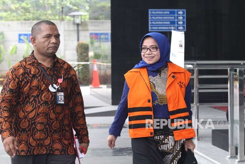 Tersangka anggota Dewan Perwakilan Rakyat (DPR), Eni Maulani Saragih (kanan) mengenakan rompi tahanan setibanya di gedung Komisi Pemberantasan Korupsi (KPK), Jakarta, Rabu (29/8) . 