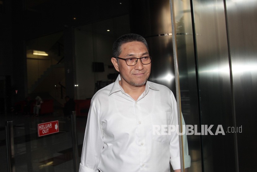 Tersangka Anggota DPR Fraksi PAN Sukiman berjalan menghindari wartawan usai menjalani pemeriksaan di Gedung KPK, Jakarta, Senin (22/7/2019). 
