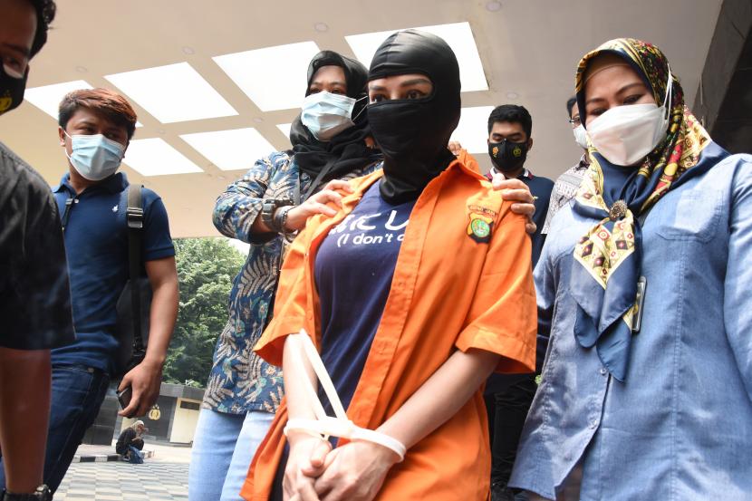 Tersangka artis Cynthiara Alona (tengah) dihadirkan dalam gelar kasus prostitusi dan eksploitasi anak di Ditreskrimum Polda Metro Jaya, Jakarta, Jumat (19/3/2021). 