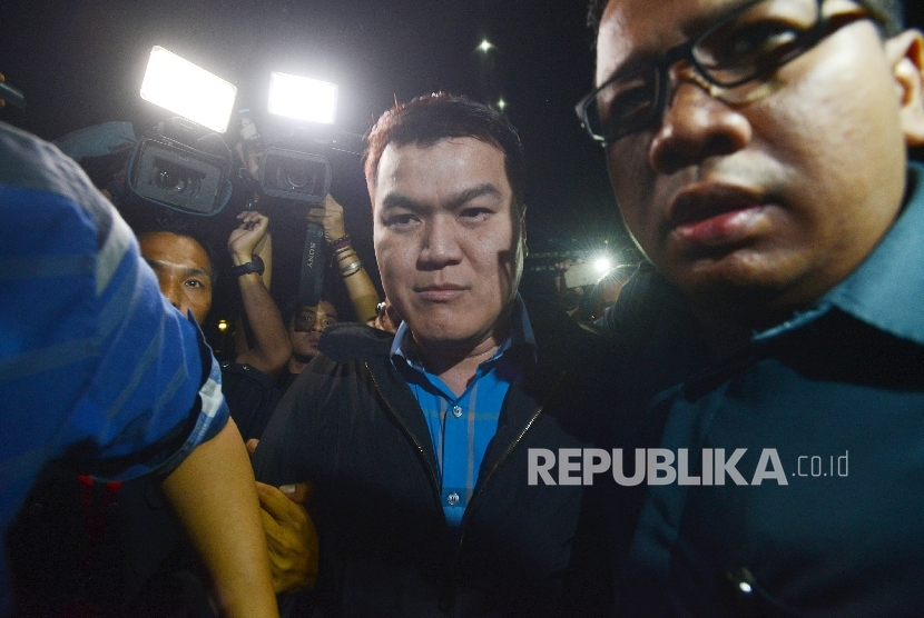 Tersangka baru kasus dugaan korupsi E-KTP yang juga pengusaha Andi Agustinus alias Andi Narogong (tengah) tiba di Gedung Merah Putih KPK, Jakarta, Kamis (23/3) malam.