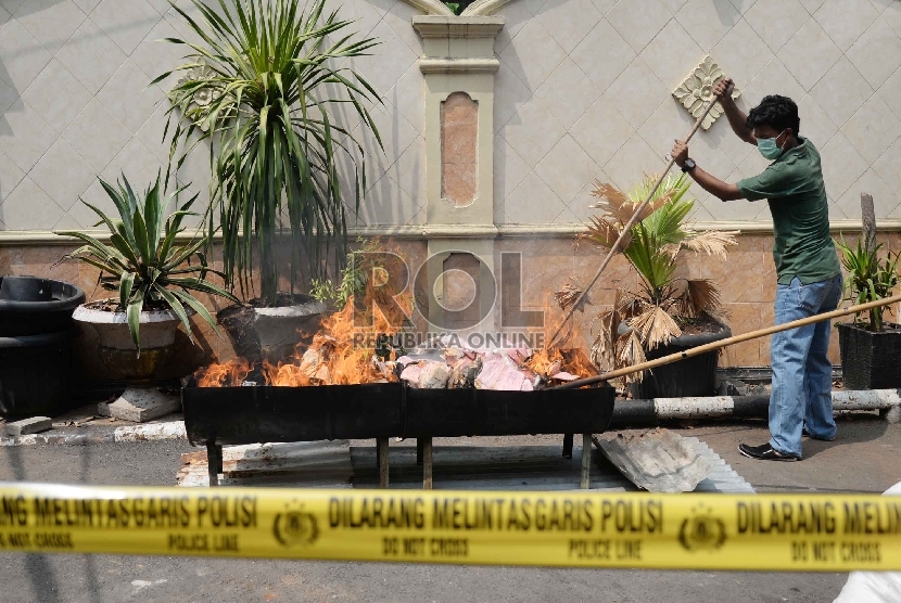  Tersangka bersama barang bukti narkoba dihadirkan saat pemusnahan barang bukti narkoba jenis sabu, ganja dan pil ekstasi di Polres Jakbar, Jakarta Barat, Rabu (19/8).