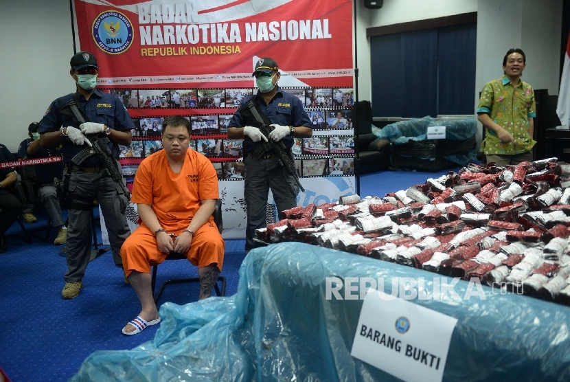 Tersangka berwarganegara Taiwan YJCH (33) dahadirkan saat rilis hasil tangkapan penyelundupan narkotika jaringan sindikat internasional asal Taiwan ke Indonesia di BNN, Jakarta, Jumat (18/11). 