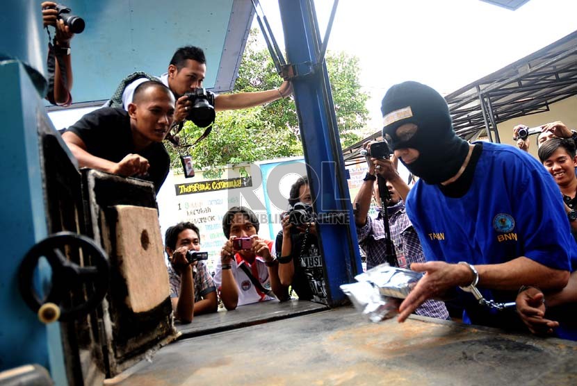  Tersangka beserta barang bukti diperlihatkan ketika rilis pemusnahan narkotika jenis sabu-sabu di Badan Narkotika Nasional (BNN), Jakarta, Rabu (20/11).  (Republika/Prayogi)