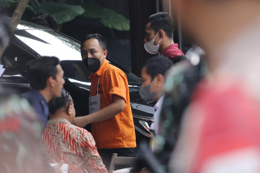 Tersangka Brigadir Ricky Rizal berjalan sebelum rekonstruksi pembunuhan Brigadir J di rumah pribadi Ferdy Sambo di Jalan Saguling, Duren Tiga, Jakarta, Selasa (30/8/2022). Pakar hukum sebut rekonstruksi memperjelas peran para tersangka pembunuhan Brigadir J.