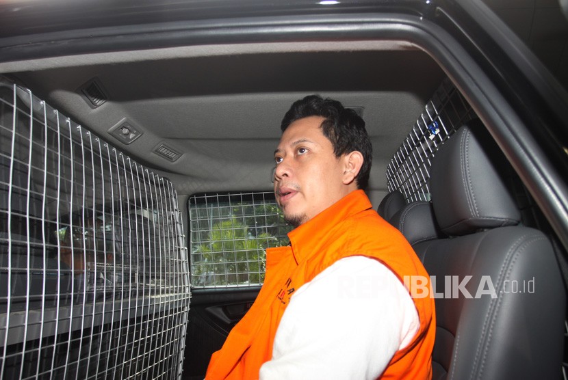 Tersangka Bupati Cianjur nonaktif Irvan Rivano Muchtar berada di dalam mobil tahanan usai menjalani pemeriksaan di gedung KPK, Jakarta, Rabu (10/4/2019). 