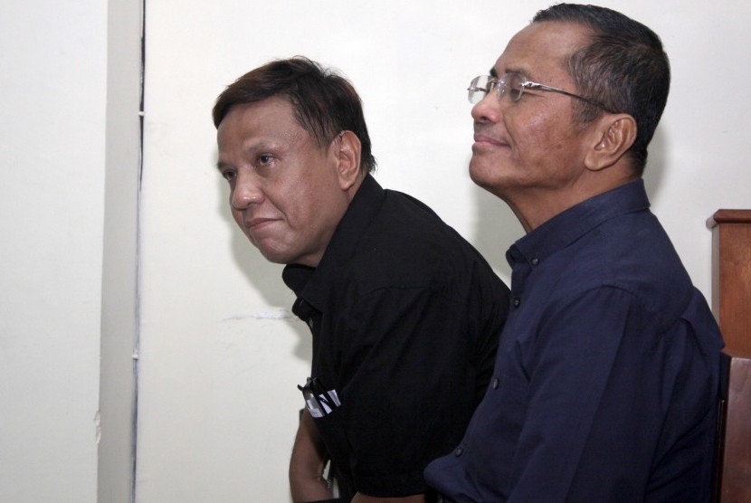 Tersangka Dahlan Iskan (kanan) dan Wisnu Warda (kiri) menjalani sidang perdana kasus pelepasan aset BUMD Jawa Timur di Pengadilan Tindak Pidana Korupsi (tipikor) Surabaya di Juanda, Sidoarjo, Jawa Timur, Selasa (29/11). 