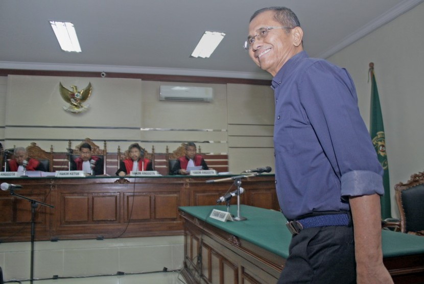 Tersangka Dahlan Iskan menjalani sidang perdana kasus pelepasan aset BUMD Jawa Timur di Pengadilan Tindak Pidana Korupsi (tipikor) Surabaya di Juanda, Sidoarjo, Jawa Timur, Selasa (29/11).