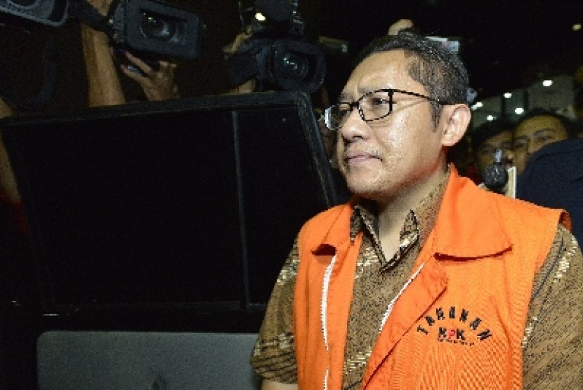 Tersangka dalam kasus gratifikasi proyek Hambalang Anas Urbaningrum berjalan meninggalkan Gedung KPK usai menjalani pemeriksaan penyidik di Jakarta, Jumat (28/2). 