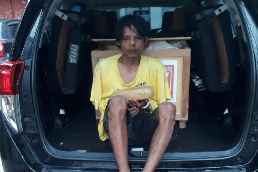 Tersangka dan barang bukti 60 kilogram ganja yang berhasil ditangkap tim gabungan BNN Provinsi Jabar dan BNNK Cianjur.