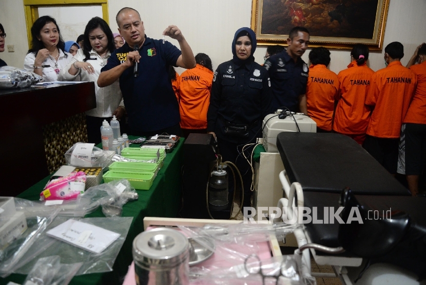  Tersangka dan barang bukti ditunjukkan saat gelar perkara kasus aborsi pada sebuah klinik di Jalan Cimandiri no. 7, Menteng, Jakarta Pusat, Rabu (24/2).  (Republika/Yasin Habibi)