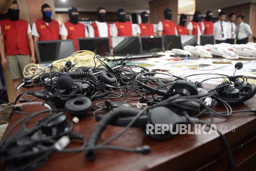 Police presented the suspects and evidence of online fraud using VOIP by the Chinese-Taiwanese groups at Jakarta Metro Police Headquarter, Monday (Feb 1).   (Republika/Yasin Habibi)