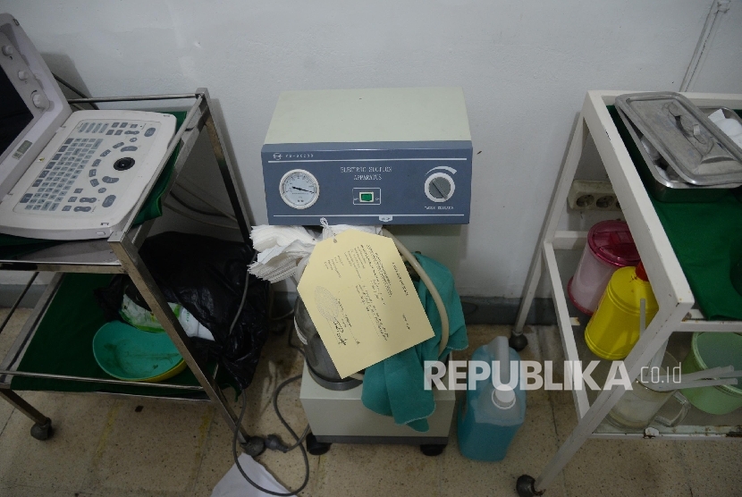 Tersangka dan barang bukti ditunjukkan saat gelar perkara kasus aborsi pada sebuah klinik di Jalan Cimandiri no. 7, Menteng, Jakarta Pusat, Rabu (24/2). (Republika/Yasin Habibi)