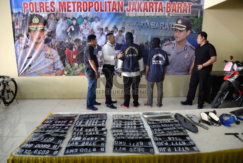 Tersangka dan barang bukti ditunjukkan saat penjelasan kronologis perkara pencurian dengan pemberatan curanmor di Polres Jakarta Barat, Senin (27/7).  (Republika/Yasin Habibi)