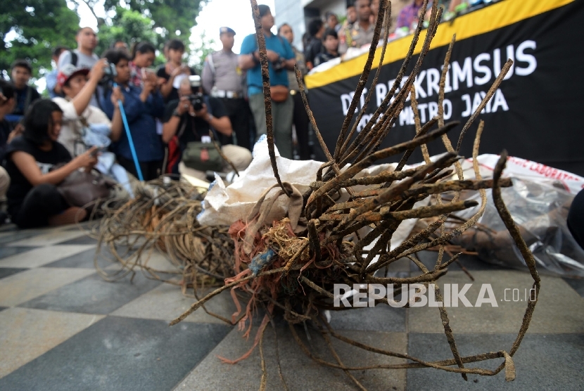 Tersangka dan barang bukti pencurian kabel gorong-gorong diperlihatkan kepada wartawan saat gelar pengungkapan kasus di Polda Metro Jaya, Jakarta, Jumat (11/3). (Republika/Yasin Habibi)