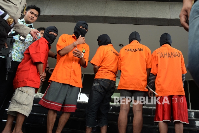 Tersangka dan barang bukti pencurian kabel gorong-gorong diperlihatkan kepada wartawan saat gelar pengungkapan kasus di Polda Metro Jaya, Jakarta, Jumat (11/3).  (Republika/Yasin Habibi)