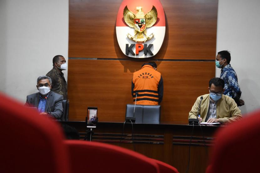 Tersangka dari pihak swasta Paut Syakarin (tengah) dihadirkan dalam konferensi pers penetapan dan penahanan tersangka dirinya yang disampaikan oleh Direktur Penyidikan KPK Setyo Budiyanto (kiri) usai menjalani pemeriksaan di Gedung Merah Putih KPK, Jakarta, Minggu (8/8/2021). KPK menetapkan Paut Syakarin sebagai tersangka baru dalam pengembangan penyidikan perkara suap terhadap anggota DPRD Jambi terkait pengesahan RAPBD Provinsi Jambi Tahun Anggaran 2017-2018.