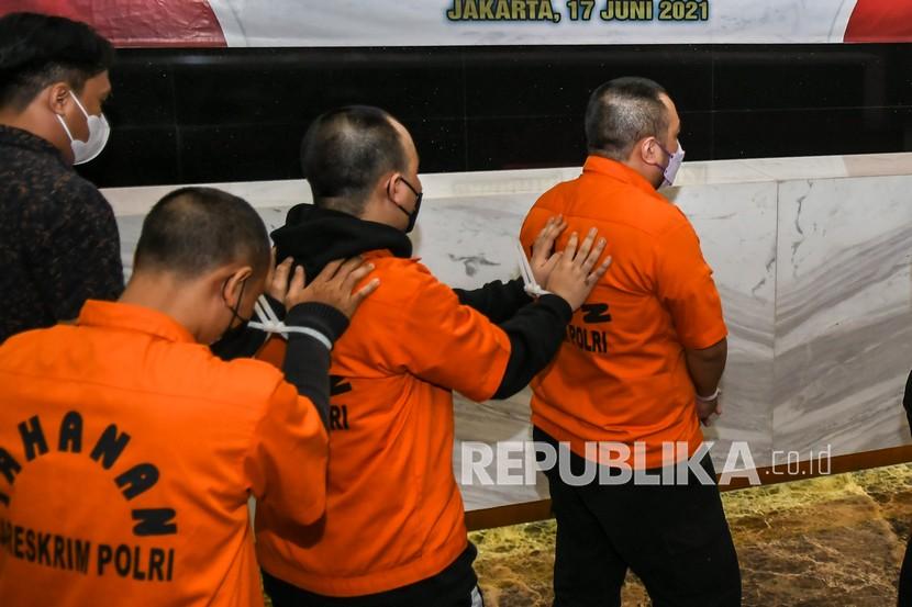 Tersangka dihadirkan saat rilis kasus tindak pidana pinjaman online ilegal di kantor Bareskrim Polri, Jakarta.