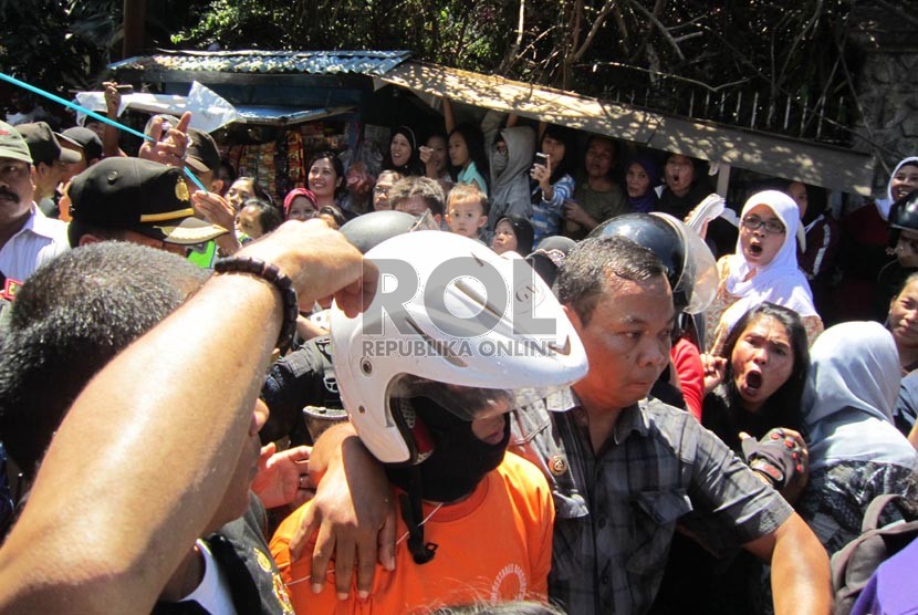   Tersangka diteriaki warga saat reka ulang kasus pembunuhan Fransisca Yovie, di Jl Cipedes, Bandung, Kamis (22/8).   (Republika/Edi Yusuf) 