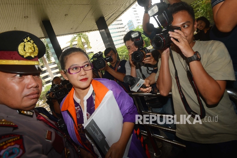 Tersangka dugaan kasus suap yang juga Anggota Komisi V DPR Damayanti Wisnu Putranti memasuki ruangan untuk menjalani pemeriksaan di Gedung KPK, Jakarta, Selasa (16/2).