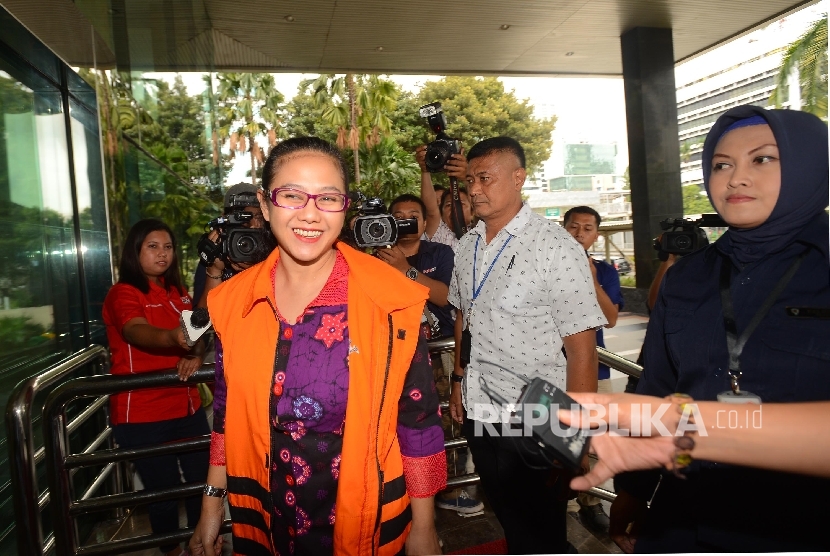 Tersangka dugaan kasus suap yang juga Anggota Komisi V DPR Damayanti Wisnu Putranti memasuki gedung untuk menjalani pemeriksaan lanjutan di Gedung KPK, Jakarta, Senin (21/3).
