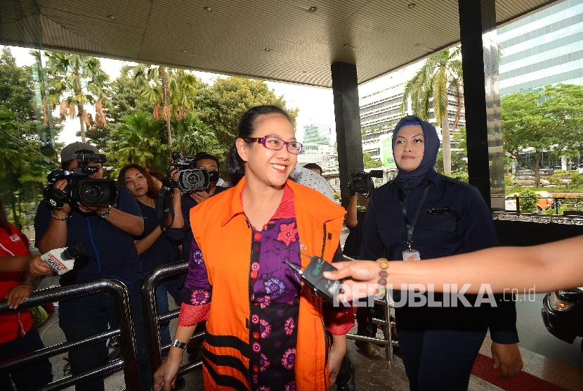 Tersangka dugaan kasus suap yang juga Anggota Komisi V DPR Damayanti Wisnu Putranti memasuki gedung untuk menjalani pemeriksaan lanjutan di Gedung KPK, Jakarta, Senin (21/3). 