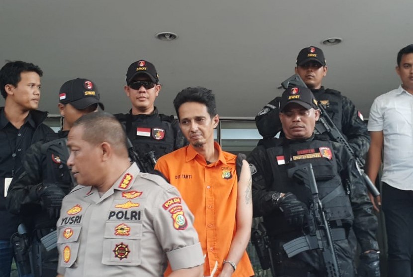 Tersangka dugaan pencabulan Husein Alatas (kemeja oranye) dengan modus praktik pengobatan alternatif saat konferensi pers di Mapolda Metro Jaya, Jumat (20/12).