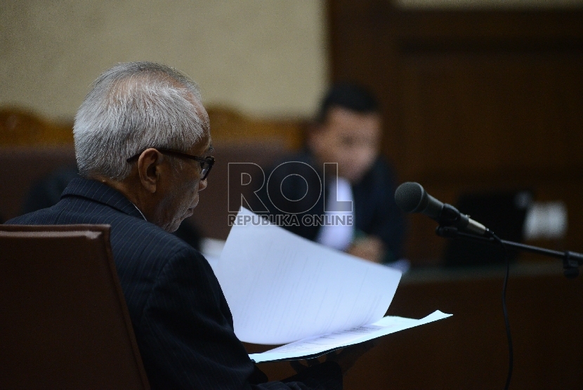 Tersangka dugaan suap kepada Hakim dan Panitera PTUN Medan, OC Kaligis menjalani Sidang dengan agenda pembacaan vonis di Pengadilan Tipikor, Jakarta, Kamis (17/12). 