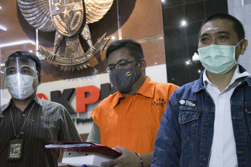 Tersangka Ferdy Yuman (tengah) berjalan menuju mobil tahanan terkait kasus dugaan suap dan gratifikasi perkara di Mahkamah Agung (MA) tahun 2011-2016 di gedung KPK, Jakarta, Ahad (10/1).