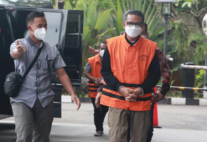 Tersangka Gubernur nonaktif Sulawesi Selatan Nurdin Abdullah (kanan) bersiap menjalani pemeriksaan di Gedung Komisi Pemberantasan Korupsi (KPK), Jakarta (ilustrasi)
