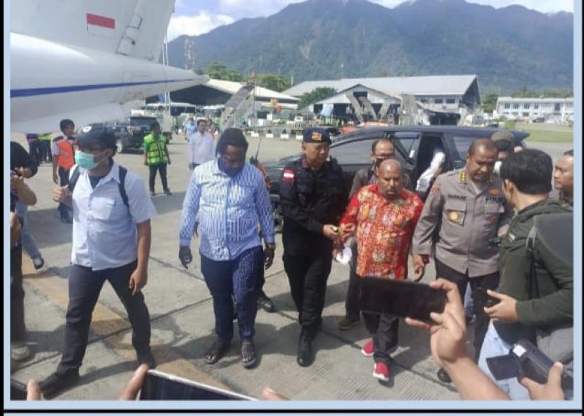 Tersangka Gubernur Papua Lukas Enembe saat mendarat di Bandara Samratulangi Manado, Selasa (10/1/2023). KPK menjami akan memenuhi hak asasi Gubernur Papua Lukas Enembe.