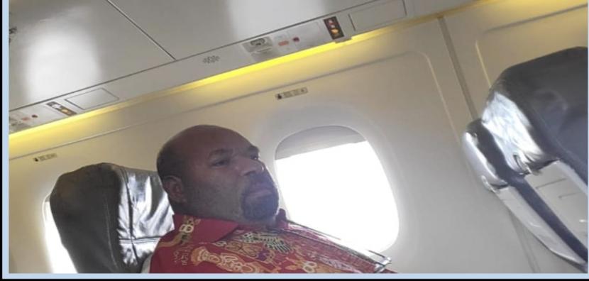 Tersangka Gubernur Papua Lukas Enembe saat mendarat di Bandara Samratulangi Manado, Selasa (10/1/2023). Lukas Enembe ditangkap KPK di Jayapura pada hari ini sebagai tersangka kasus dugaan korupsi. (ilustrasi)
