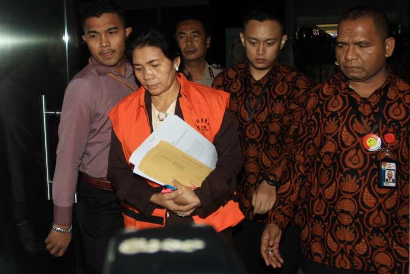 Ad-hoc judge of corruption (Tipikor) Merry Purba is arrested by Corruption Eradication Commission (KPK) after being named a suspect in the case of alleged acceptance of bribery related to the case in the Medan District Court, on Wednesday (August 29).