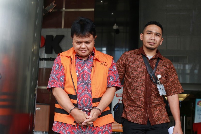 Tersangka Hakim (nonaktif) Pengadilan Negeri Semarang Lasito (kiri) 